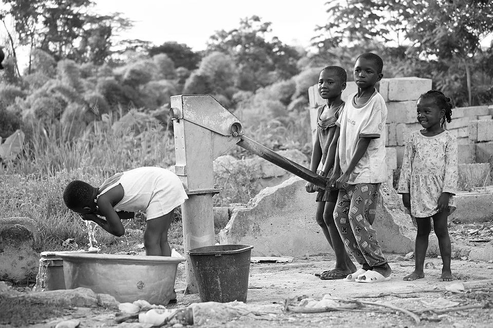 Enfants recueillant de l’eau à un puits, Ghana