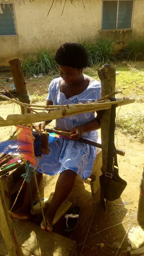 Tisserande ghanéenne travaillant le Kente